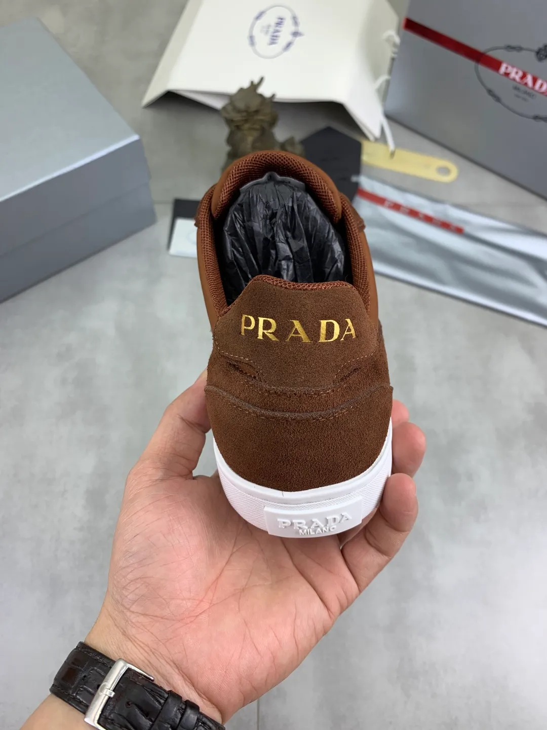 Men's shoes 💰P560💰[New model] The top version is available on the official website, 🆘 The trendy brand (Prada) mainly promotes the popular model, avant-garde and versatile fashionable men's shoes, private version mold opening, cowhide surface splicing 1:1.. Stylish and simple, original imported cowhide lining cowhide feet; the atmosphere and personality are more fashionable, eye-catching and pursuing class. It will subvert the old idea and be a must-have for fashionistas with you! Must keep it for yourself! Tall and comfortable, large and low, high-end quality workmanship. Official website’s new high-end outsole. Size: 38-45. Multiple colors available.